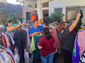 Las ventas de garage y las "Tiendas Pali" se han convertido en el motor financiero para subsidiar los tratamientos de pacientes de escasos recursos (Cortesía Paliamed).