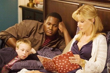 Un sueño posible sigue la historia de Michael Oher antes de triunfar como jugador de futbol americano.