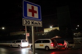 El cuerpo del hombre falleció frente a la Unidad Médica Familiar No. 48 del Instituto Mexicano del Seguro Social (IMSS) en Ciudad Juárez Foto: REUTERS/Jose Luis Gonzalez