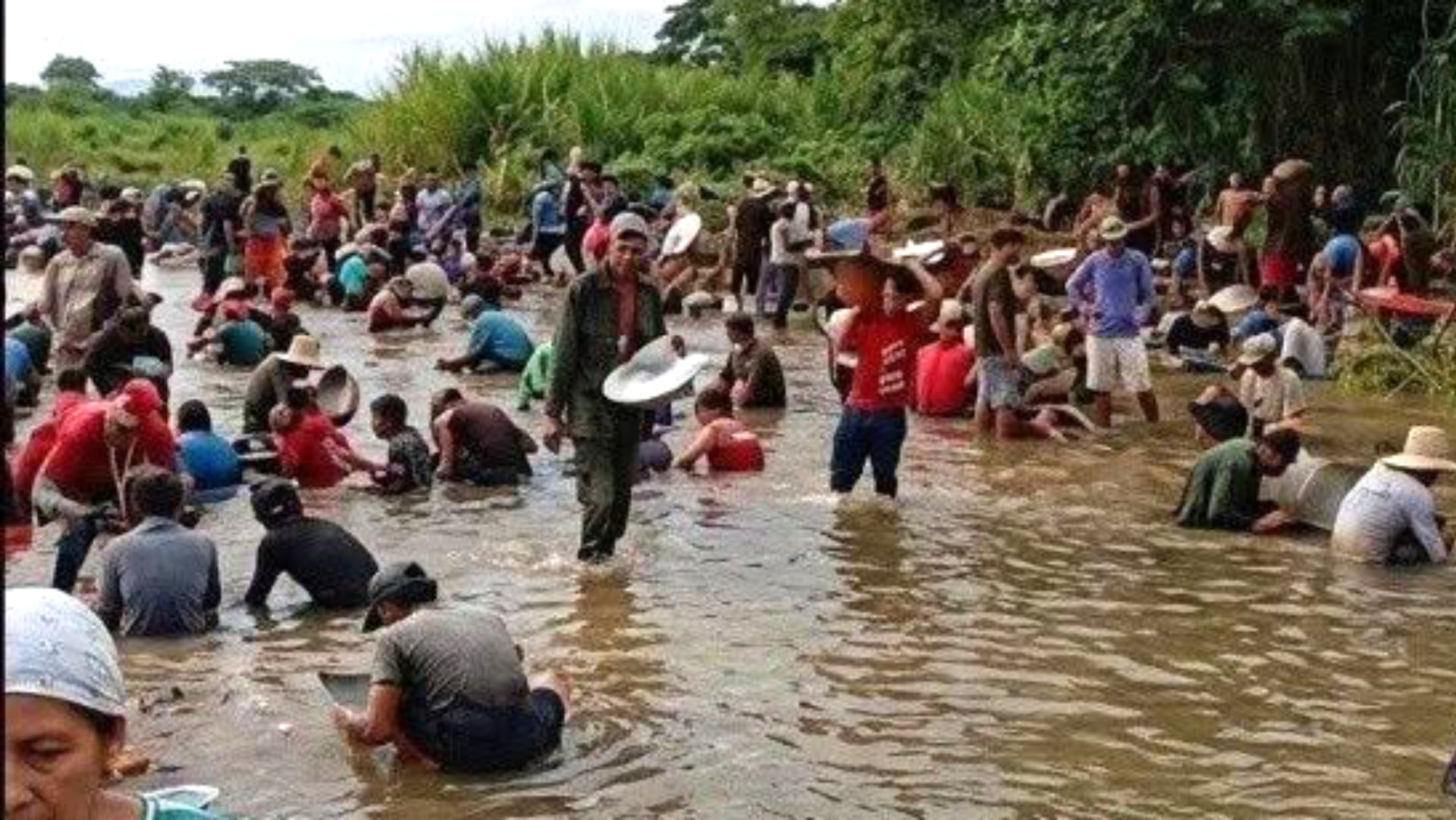 ¿Oro en un río al oriente de Cuba? Decenas buscan el metal en el río Buey del Yao, en Bayamo