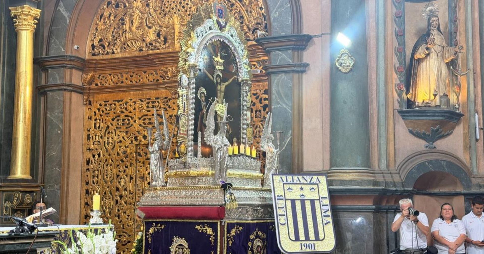 Alianza Lima rindió homenaje al Señor de los Milagros en Las Nazarenas: la distinción que le otorgó el club al Convento Carmelita