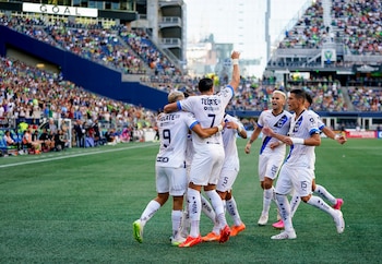El delantero de Monterrey Germán Berterame celebra con sus compañeros tras anotar un penal en el encuentro ante el Seattle Sounders en la Leagues Cup el domingo 30 de julio del 2023. (AP Foto/Lindsey Wasson)
