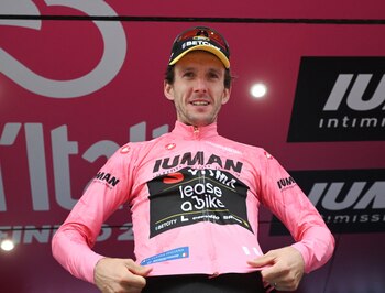 Simon Yates vistiendo la camiseta