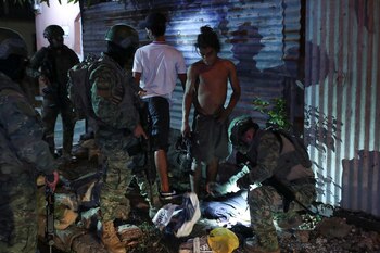 Los oficiales registraron a un