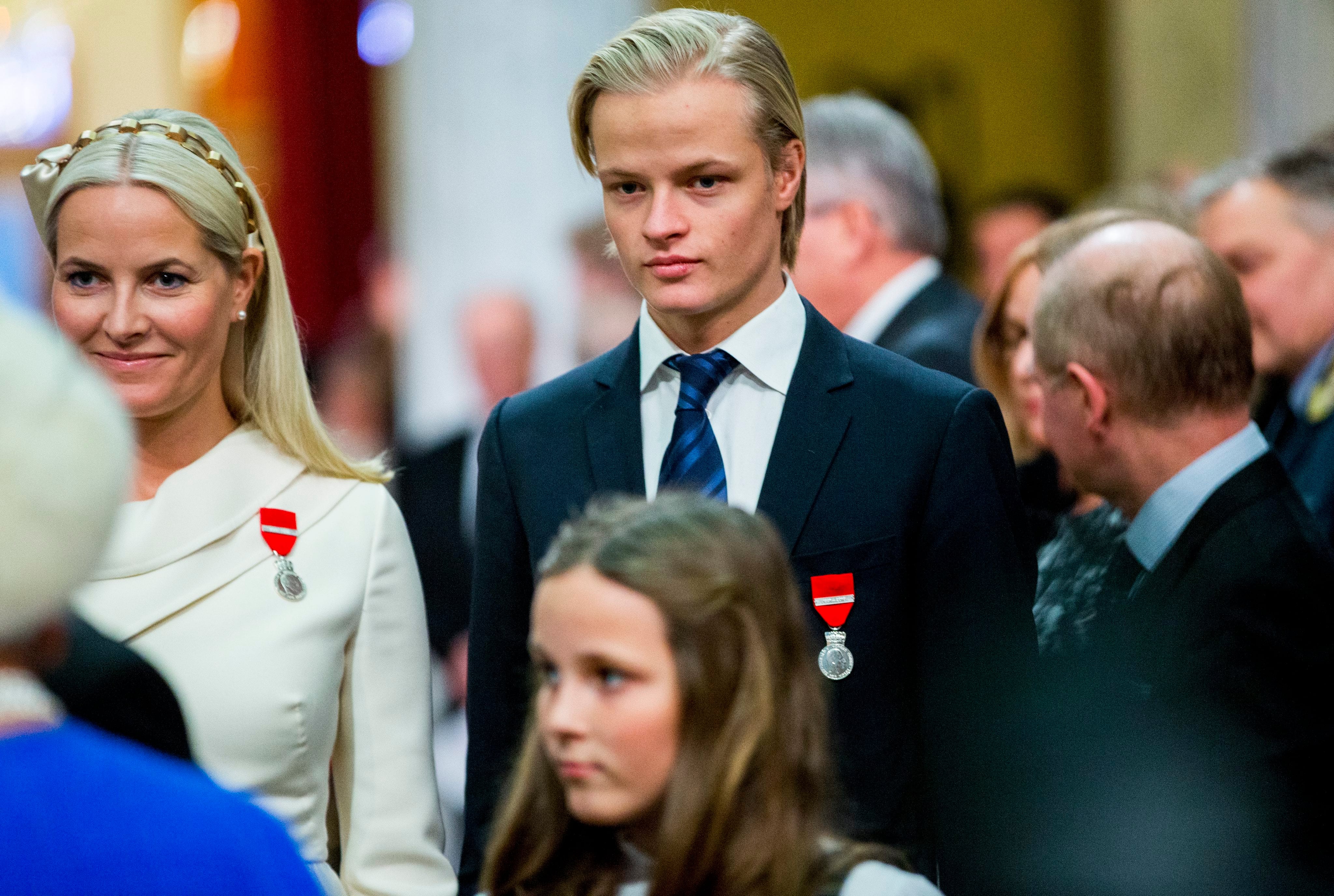 Marius Borg y Mette-Marit de Noruega se reencuentran en casa: la princesa heredera recibe el alta médica al mismo tiempo que su hijo sale de prisión