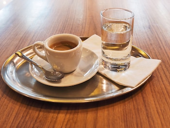 Café espresso servido con un