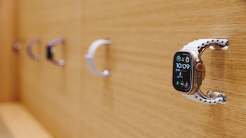 Apple estudia lanzar una pulsera de actividad sin pantalla, en una reestructuración de su gama de 'smartwatches'