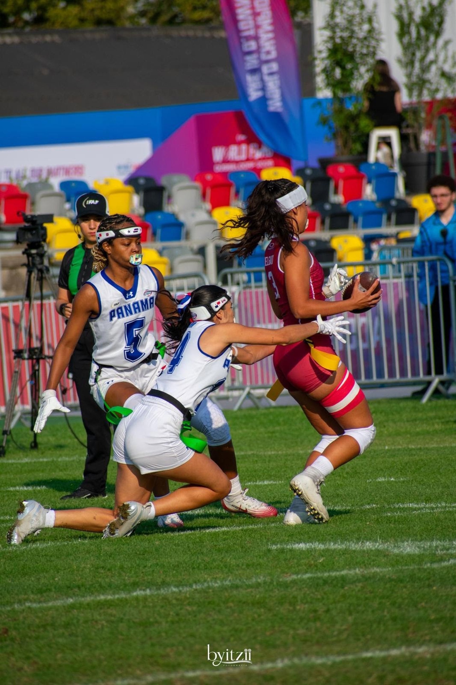 16/08/2026 España se despide del Mundial femenino de flag football con un octavo puesto.
La selección española femenina de flag football ha finalizado su participación en el Campeonato del Mundo, que se está celebrando en Düsseldorf (Alemania), en octava posición, después de caer en la lucha por la quinta plaza ante Austria (32-42) y Panamá (27-38), y no ha podido igualar su mejor clasificación mundialista, el sexto puesto de Finlandia 2024.
EUROPA DEPORTES ALEMANIA
FEFA