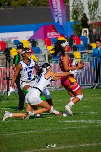 16/08/2026 España se despide del Mundial femenino de flag football con un octavo puesto.
La selección española femenina de flag football ha finalizado su participación en el Campeonato del Mundo, que se está celebrando en Düsseldorf (Alemania), en octava posición, después de caer en la lucha por la quinta plaza ante Austria (32-42) y Panamá (27-38), y no ha podido igualar su mejor clasificación mundialista, el sexto puesto de Finlandia 2024.
EUROPA DEPORTES ALEMANIA
FEFA