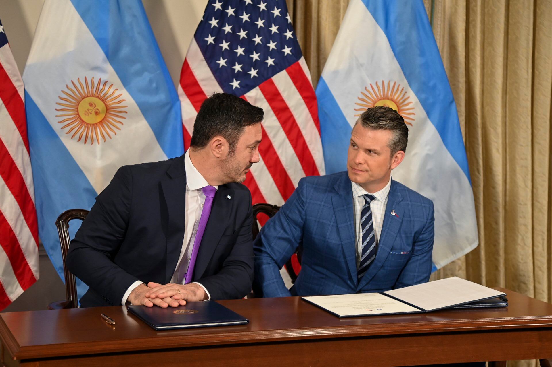 Luis Petri y Pete Hegseth durante su encuentro en el Pentágono, (Washington, Estados Unidos)