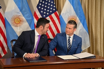 Luis Petri y Pete Hegseth