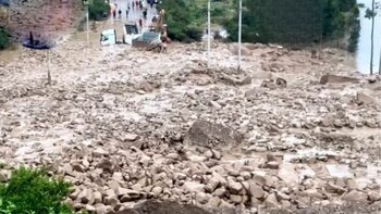 Equipos de bomberos y policía