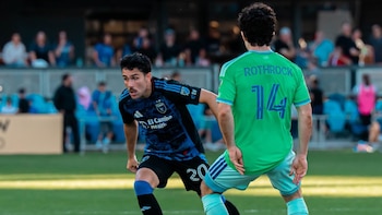 Nick Fernández saliendo con paciencia de una marca en partido contra Seattle Sounders. - Crédito: Área Sports Network