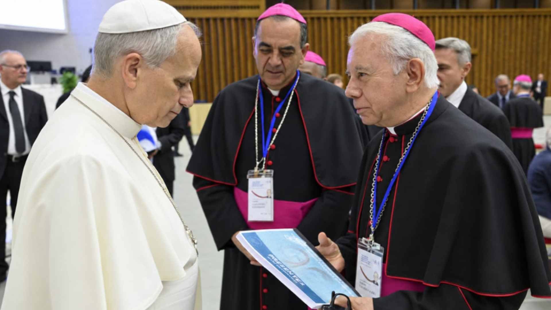 El papa León XIV recibió el libro