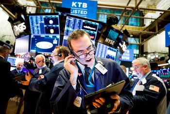 Corredores de bolsa trabajan en