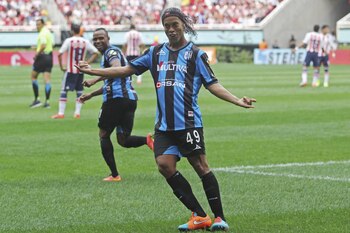 zAPOPAN, JALISCO, 21SEPTIEMBRE2014.- Esta tarde en el Estadio Omnilife y en partido correspondiente a la Jornada 9 del Torneo Apertura 2014 de la Liga MX, se enfrentan los equipos de las Chivas de Guadalajara frente a Querétaro. En la imagen el jugador Querétaro, Ronaldinho festeja el segundo gol de su equipo.
FOTO: FERNANDO CARRANZA GARCIA /CUARTOSCURO.COM