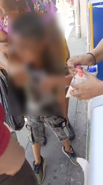 El contacto accidental con gas lacrimógeno provoca enrojecimiento de ojos, molestias en la piel y posibles problemas respiratorios, según socorristas que atendieron a un niño y a su abuela durante un operativo en San Salvador (Foto cortesía Comandos de Salvamento)