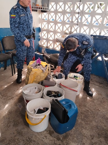 Celulares, armas blancas y licor