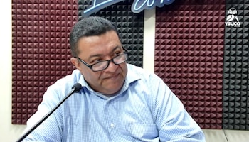 Juan José Ortiz, vocero de los afectados de COSAVI, durante una entrevista en Radio YSUCA sobre la situación de la cooperativa y la incertidumbre de miles de ahorrantes en El Salvador (Cortesía @ysuca91siete).