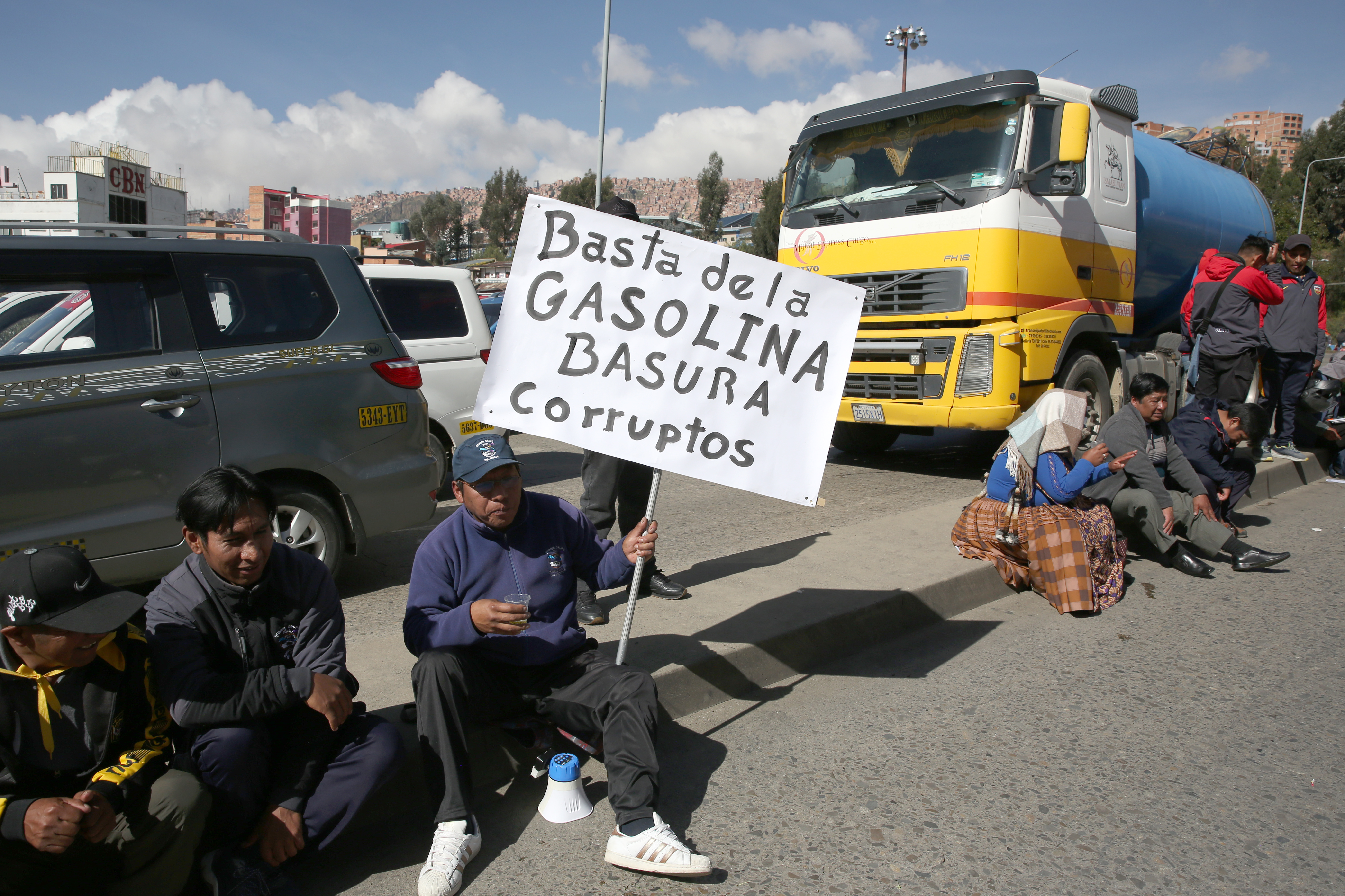 FOTODELDÍA AME7386. LA PAZ (BOLIVIA), 25/03/2026.- Transportistas bloquean una vía durante una protesta este miércoles en La Paz (Bolivia). Los sindicatos del transporte de las ciudades bolivianas de La Paz y El Alto realizan una huelga de 24 horas con bloqueos en las principales vías para protestar por la mala calidad del combustible distribuido por la petrolera estatal YPFB. EFE/ Luis Gandarillas