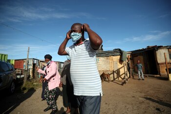 Un hombre con barbijo en