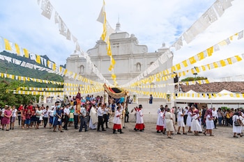 Parroquia Santa Cruz de Roma: Hubo recorridos religiosos en distintas comunidades, con presencia de menores y personas mayores, símbolos de tradición y cantos propios de la festividad en una jornada marcada por recogimiento. (Foto cortesía alcalde Mario Vásquez)