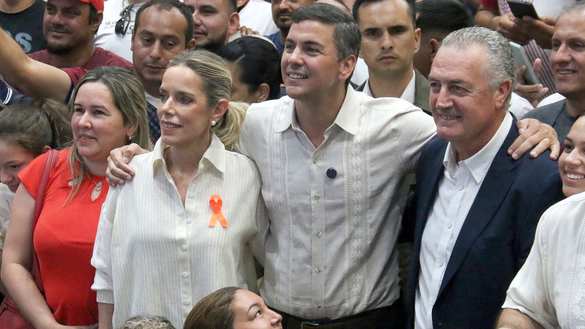 La primera dama de Paraguay, Leticia Ocampos (2i), el presidente de Paraguay, Santiago Peña (c) y el técnico de la selección de Paraguay, Gustavo Alfaro (d) (EFE/Nina Osorio/Archivo)