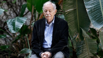 Eduardo Mendoza: “No se puede pasar el día pensando que va a caer una bomba. Hay que vivir”