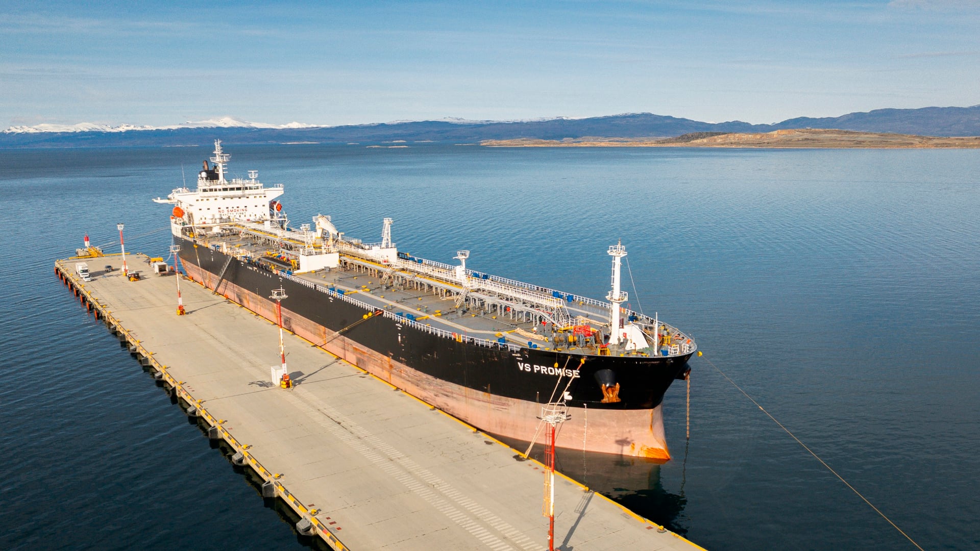 El buque británico VS Promise permanece amarrado a un muelle en la costa de Tierra del Fuego. (@ADachary)