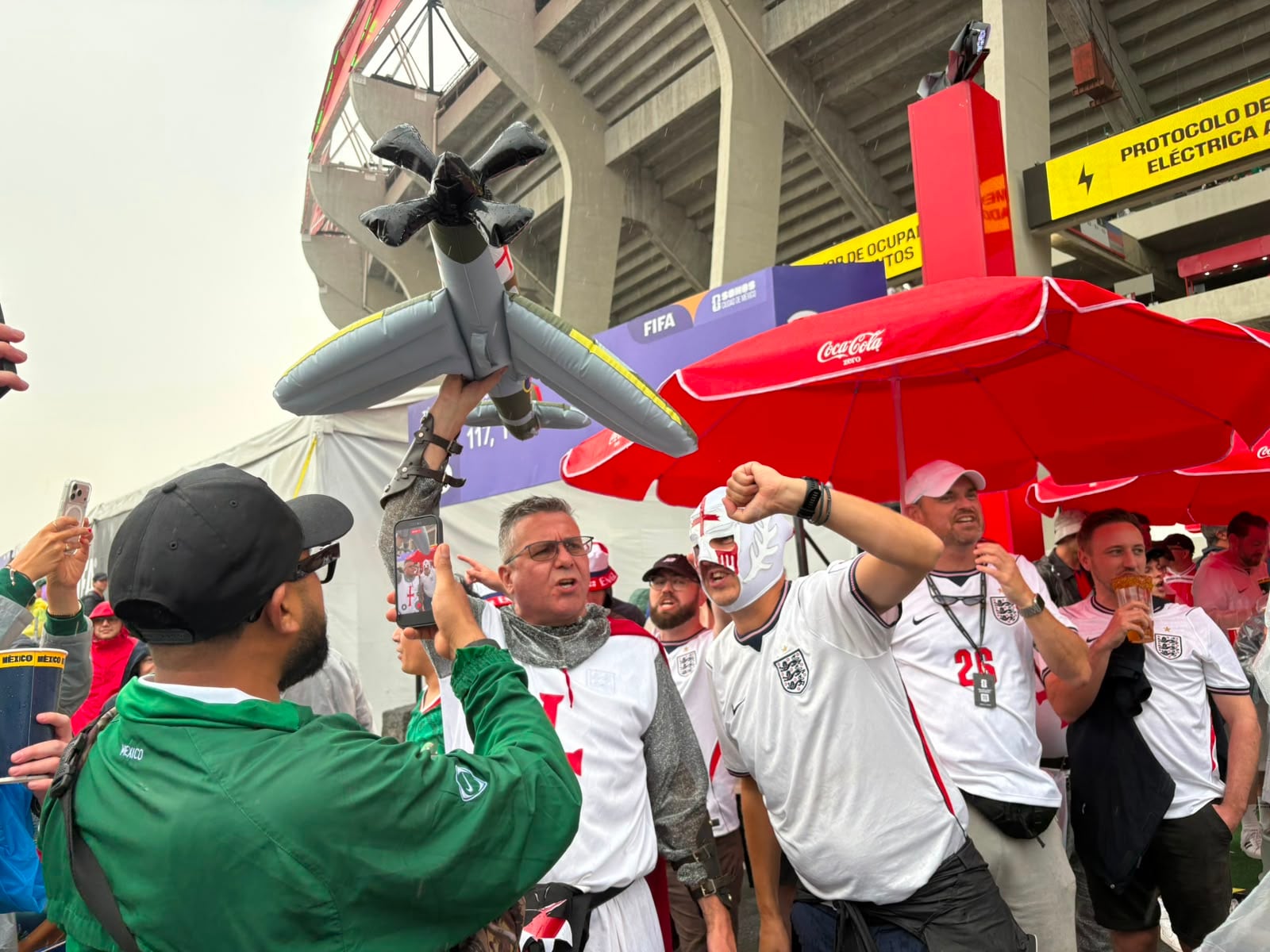 Aficionados de ambas selecciones se congregan en el Estadio Azteca para ingrear al encuentro. (Luz Coello/Infobae México)