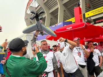 Aficionados de ambas selecciones se congregan en el Estadio Azteca para ingrear al encuentro. (Luz Coello/Infobae México)