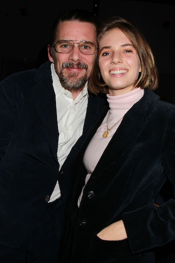 Maya Hawke sigue los pasos