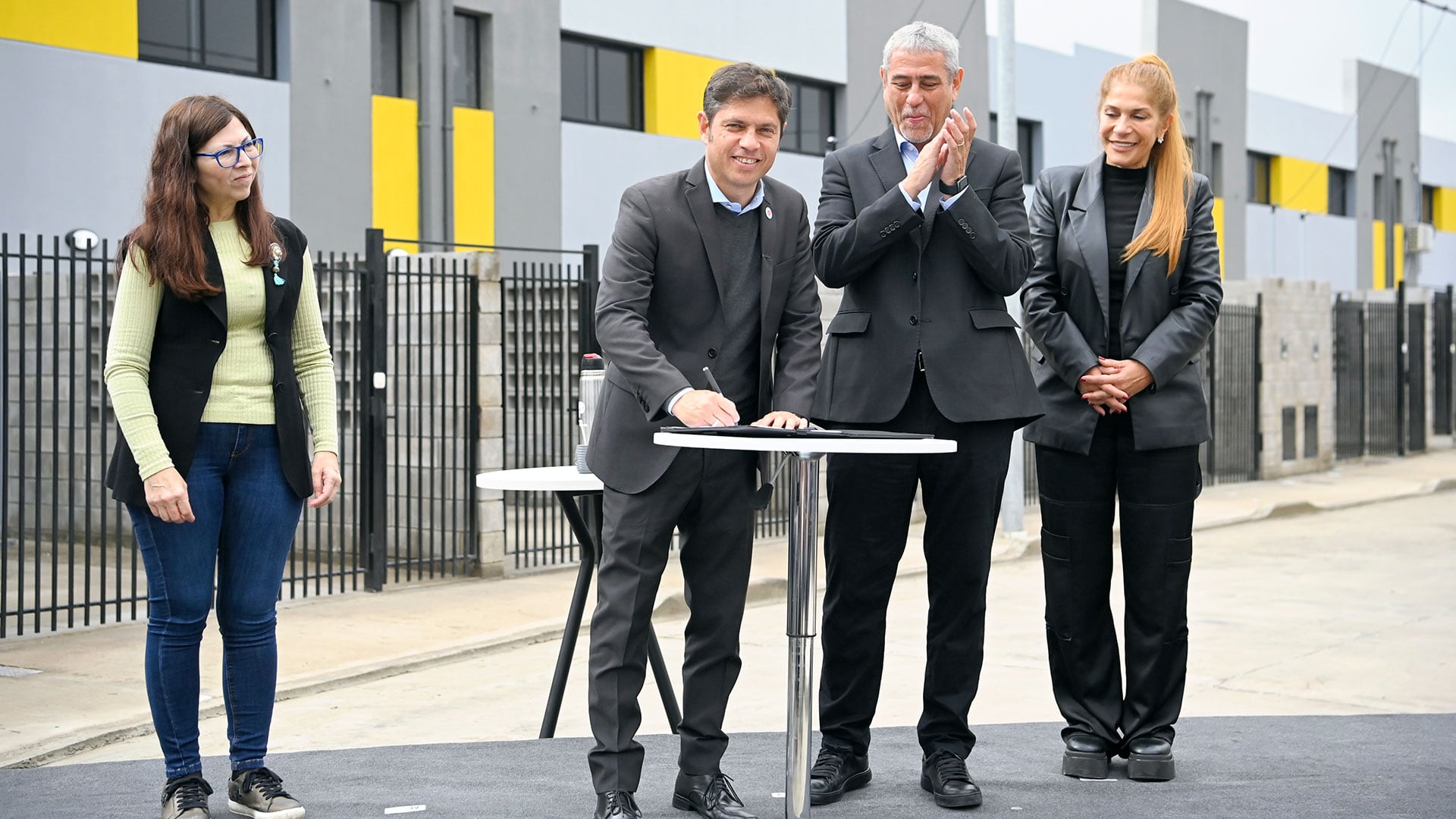 Kicillof junto a Ferraresi, Magdalena Sierra y la ministra de Hábitat, Silvina Batakis