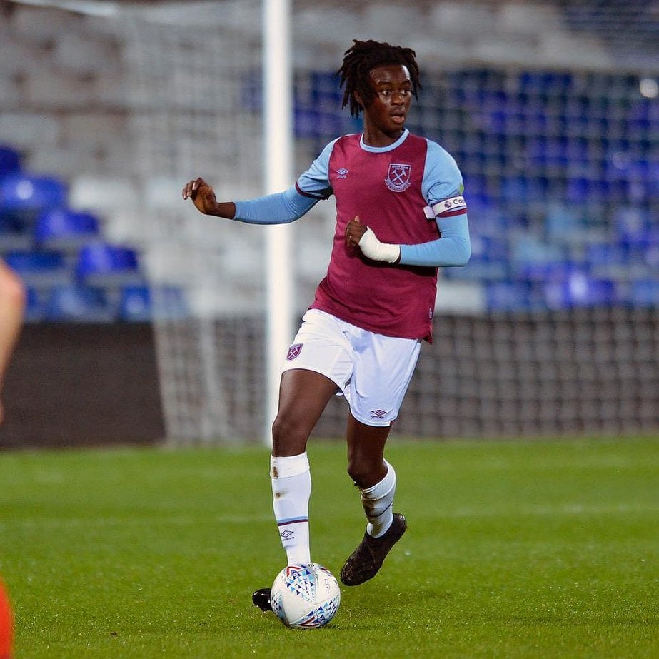 El ex capitán juvenil del West Ham United pasa de repartir pizzas a cursar una licenciatura con una beca del Premier League Futures (@IyiolaAdebayo)