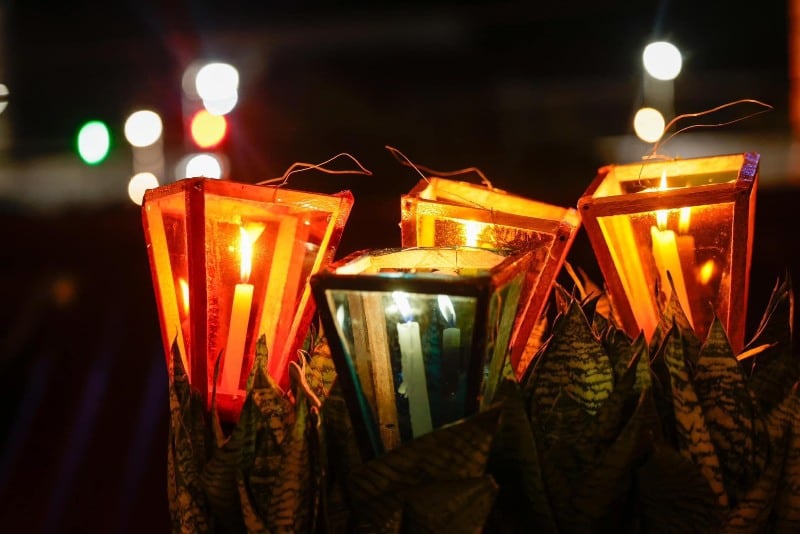 Arreglos de farolitos tradicionales y flores de papel iluminan los espacios públicos del occidente salvadoreño en el marco del Festival de los Farolitos (Cortesía: Secretaría de Prensa).