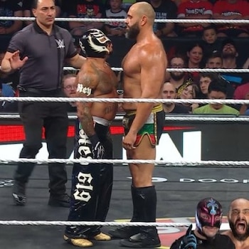 Mysterio no tuvo miedo para medirse al poderoso Rusev.