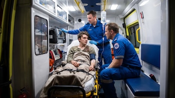 Cinco señales de alarma que distinguen una “cruda” común de una emergencia médica