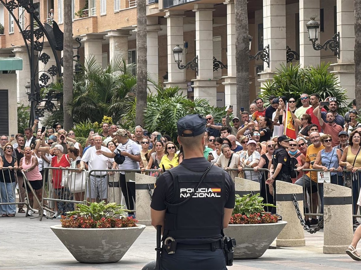 Sánchez y Marlaska son recibidos con abucheos y gritos de “dimisión” durante su visita a Ceuta - Infobae
