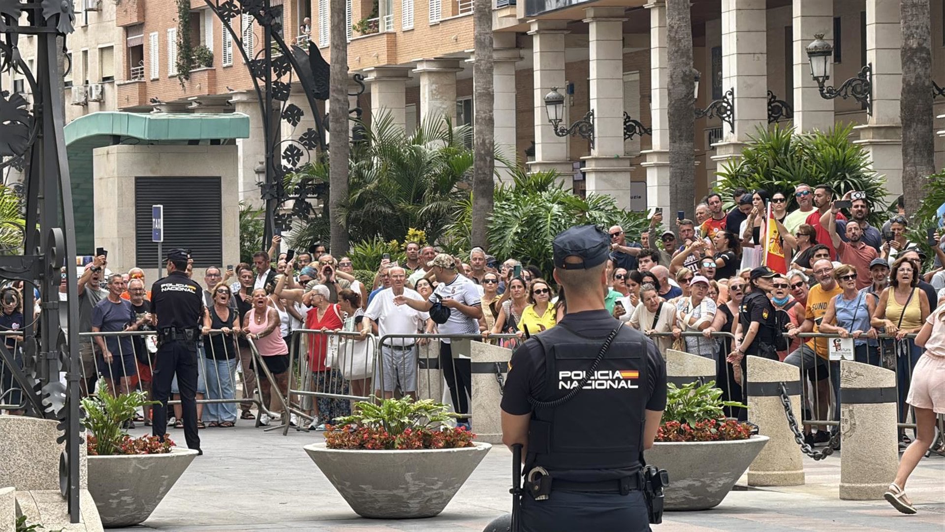 Sánchez y Marlaska son recibidos con abucheos y gritos de “dimisión” durante su visita a Ceuta