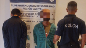 S., de espaldas, junto al