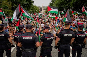 Individuos con banderas palestinas se