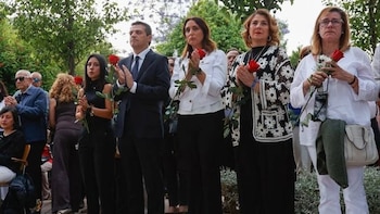 El alcalde homenajea a las víctimas del accidente ferroviario de Adamuz tras 111 días del suceso