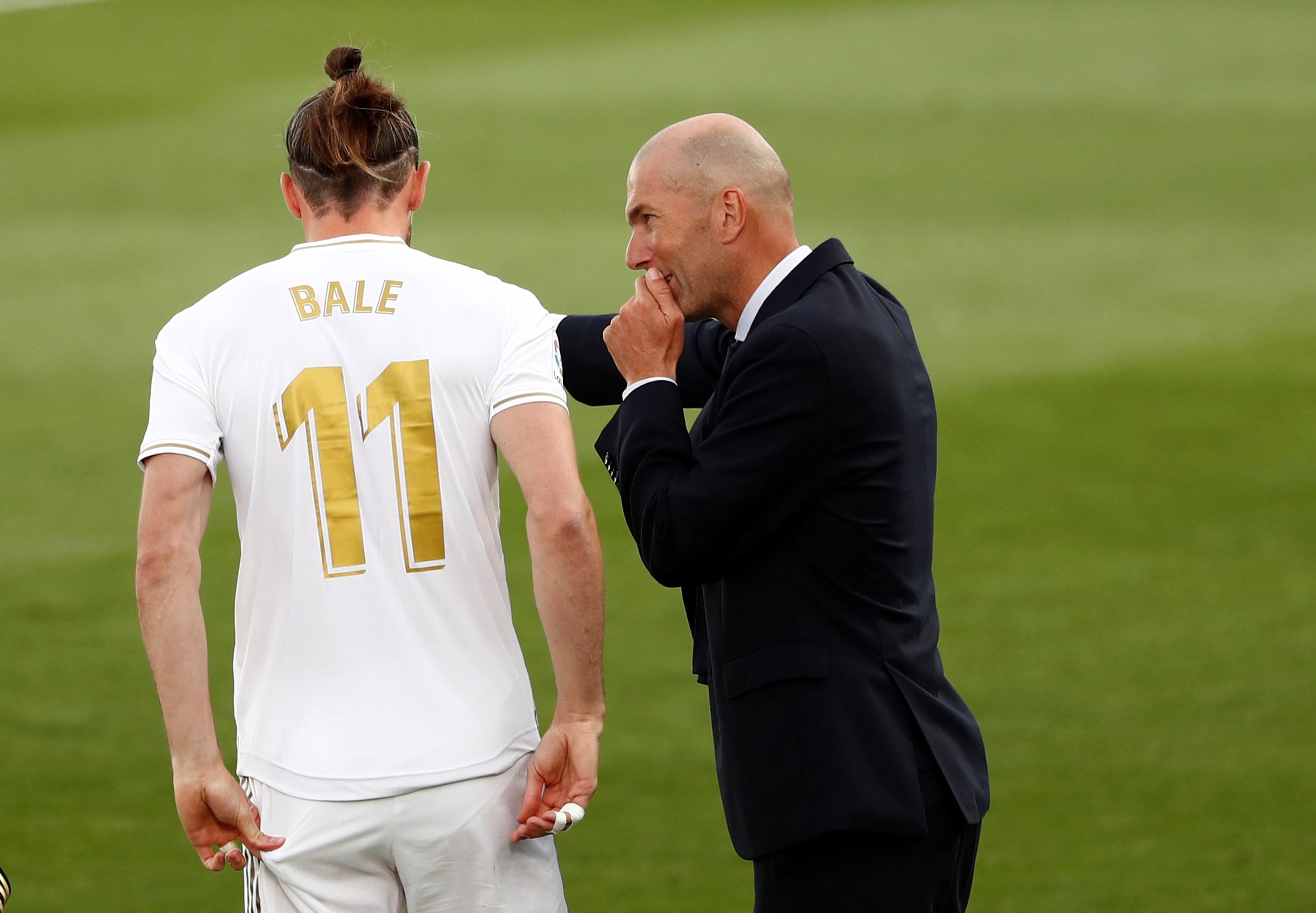 Zinedine Zidane le da indicaciones a Gareth Bale (REUTERS/Susana Vera)
