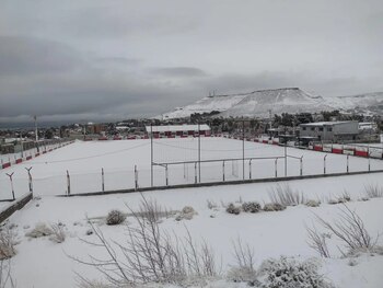 Una cancha cubierta de nieve