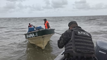 Unidades de reacción rápida de la Fuerza Naval ubican a los tripulantes tras una búsqueda en el sector de Kaukira y los aseguran para su evacuación, mientras se coordina el traslado a Caratasca
(Foto cortesía Fuerza Armada Honduras)