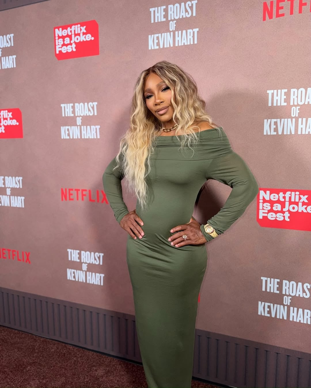 En “The Roast of Kevin Hart”, la extenista destaca con un vestido verde oliva de silueta ajustada y escote off-shoulder