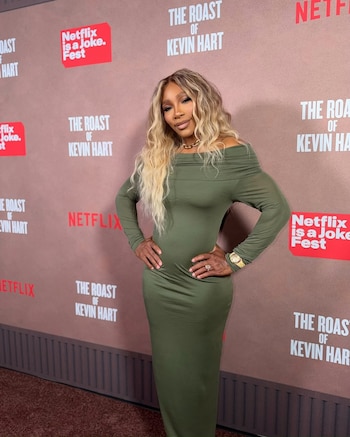 En “The Roast of Kevin Hart”, la extenista destaca con un vestido verde oliva de silueta ajustada y escote off-shoulder