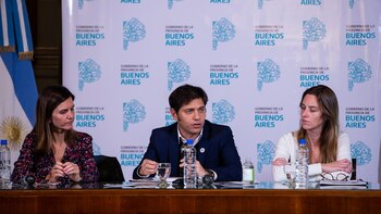 Axel Kicillof junto a la