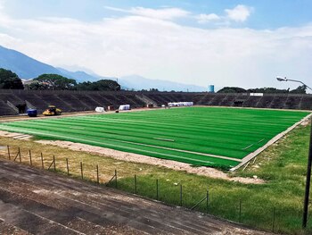 Vista general de la grama sintética, el 28 de agosto de 2020, en el Estadio "Roberto Suazo Córdova", construido por el presidente hondureño del mismo nombre, en La Paz. EFE/Germán Reyes
