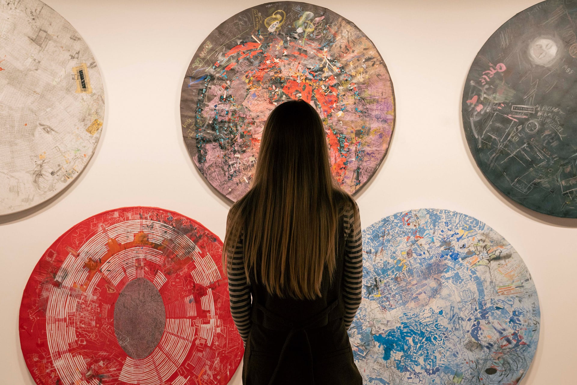 La exhibición incluye piezas cedidas por la colección Paul G. Allen junto a otras que el artista tenía en su taller